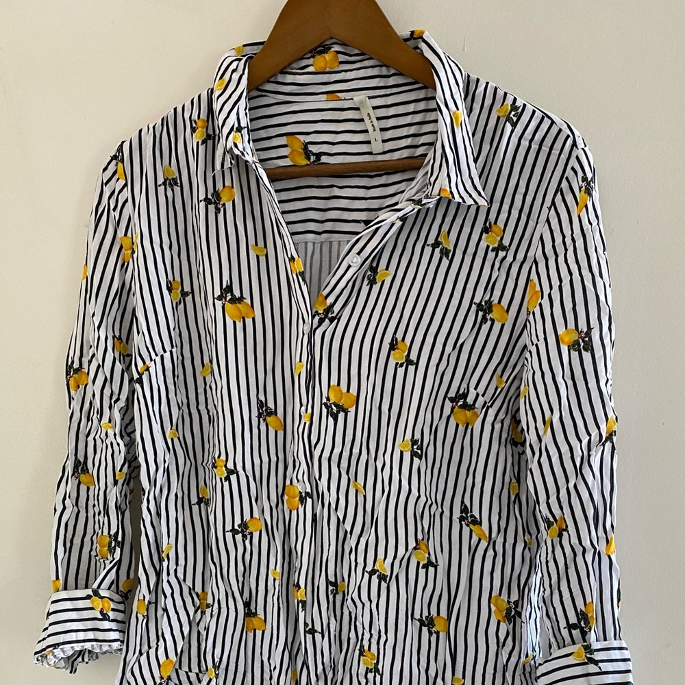 Shirt with black lines and lemons.